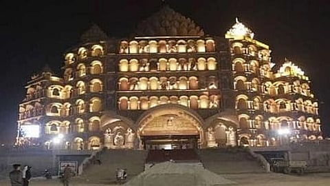 Swarveda Mahamandir - गुरु परंपरा को समर्पित इस महामंदिर को योग साधकों की साधना के लिए तैयार किया गया है। (Wikimedia Commons)