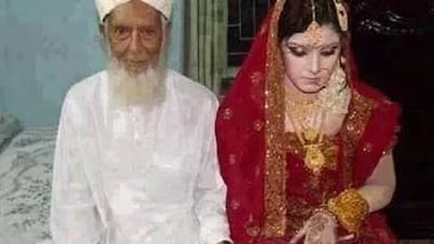 Weird Tradition - अपनी बेटी के बड़े होने के बाद उससे शादी कर लेता है। ( Wikimedia Commons)