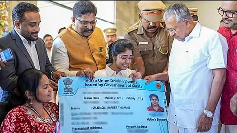 Success Story - उनकी दृढ़ निश्चय को देखते हुए ड्राइविंग लाइसेंस के डॉक्यूमेंट्स केरल के मुख्यमंत्री पिनराई विजयन ने खुद अपने हाथों से जिलुमॉल को सौंपे दिए। (Wikimedia Commons)