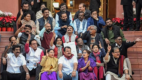 LokSena Hind - लोकसेना हिंद दृढ़ का मानना है की 141 सांसदों के निलंबन लोकतंत्र के सिद्धांतों के विरोध में हैं। (Wikimedia Commons)