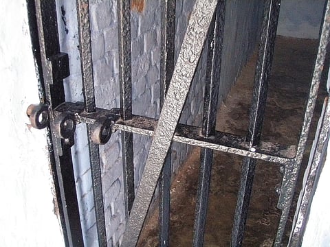 Barmer Jail Cafe - बाड़मेर में लोग सलाखों के पीछे बैठकर, जेल के बर्तनों में लजीज पकवानों का मजा उठा रहे हैं। (Wikimedia Commons)