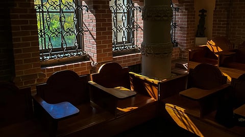 UGC -छात्र और विशेषज्ञ विद्या के स्थान का राजनीतीकरण से खुश नहीं हैं।(Wikimedia Commons)