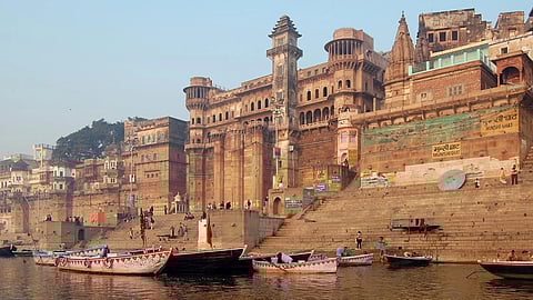 Panchkroshi Yatra - यात्रा आधिकारिक तौर पर फाल्गुन, वैशाख और चित्रा के महीनों में होती है।(wikimedia commons)