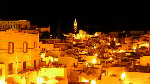Sassi di Matera : यहां के घर किसी लग्जरी विला से कम नहीं है कहा जाता है कि इटली में सबसे पहली मानव बस्ती यहीं बसी थी। (Wikimedia Commons)
