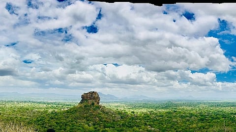 Sigiriya Rock Fortress: सिगिरिया एक खड़ी चट्टान है, जो समुद्र तल से 1144 फीट और आसपास के मैदान से 600 फीट ऊंची है। (Wikimedia Commons)