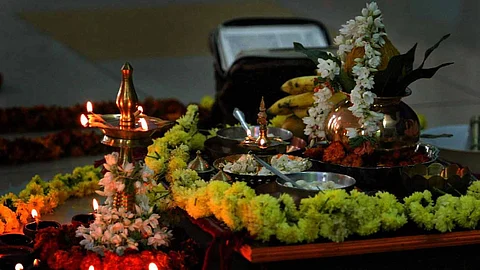 Paush Purnima : गुड़, तिल और ऊनी वस्त्र दान करें। ऐसा करने से आपकी सारी मनोकामनाएं पूरी होगी। (Wikimedia Commons)