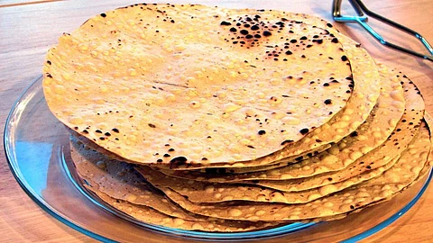 Lijjat Papad Success Story : गुजरात की सात महिलाओं ने मिलकर कड़ी मेहनत कर करोड़ों रुपयों का बिजनेस खड़ा कर दिया है। (Wikimedia Commons)