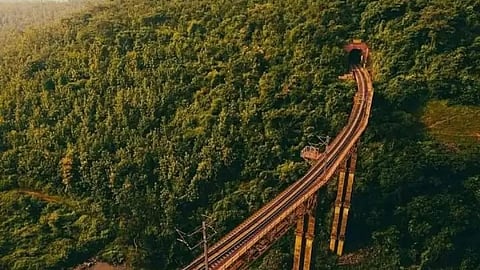 Chhattisgarh Tourism: विशाखापट्टनम से जगदलपुर ट्रेन के माध्यम से पहुंचने वाले पर्यटक इस रेलवे मार्ग पर पड़ने वाली 66 टनलों को देखकर मंत्रमुग्ध हो जाते है। (Wikimedia Commons)