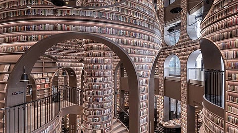 रोशनी के साथ छत पर 51 मेहराबों का प्रतिबिंब जगह को ओर भी अद्भुत बनाता है।’ (Wikimedia Commons)