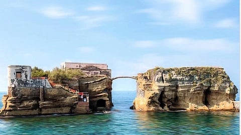 Gaiola Island :इस द्वीप के बारे में कहा जाता है की जिसने भी इस द्वीप को खरीदा वो बर्बाद हो गया या कई की अकाल मृत्य हो गई। (Wikimedia Commons)