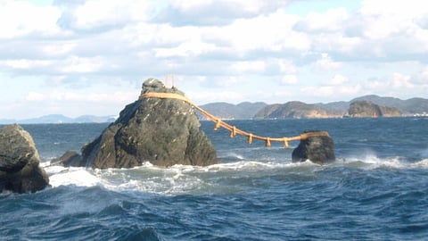 The Wedded Rocks : मेओटो इवा जापान में दो पवित्र चट्टाने हैं, जिन्हें ‘पति और पत्नी चट्टानें’ या ‘विवाहित चट्टानें’ भी कहा जाता है। (Wikimedia Commons)