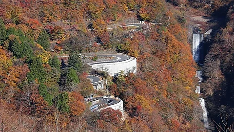 Irohazaka Winding Road, Japan : इस सड़क में इतने मोड़ हैं कि गाड़ी मोड़ते-मोड़ते काफी मेहनत हो जाती है । (Wikimedia Commons)