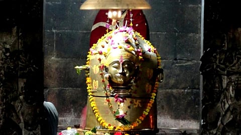 Neelkantheshwar mahadev mandir udaipur : इस मंदिर के शिवलिंग पर पीतल का आवरण चढ़ा हुआ है इस आवरण को केवल शिवरात्रि के दिन ही उतारा जाता है। (Wikimedia Commons)