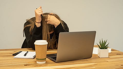 Emotional Numbness : भागदौड़ के जीवन में शारीरिक थकान और कमजोरी महसूस करने वाले कुछ लोग अपनी भावनाओं को व्यक्त करने में रुचि नहीं दिखाते हैं। (Wikimedia Commons)