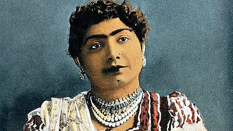 Gauhar Jaan : सुरीली आवाज़ के साथ - साथ उन्हें गहनों का भी बड़ा शौक था, इसलिए गौहर जान कीमती सोने और चांदी की ज्वैलरी पहनती थीं। (Wikimedia commons)