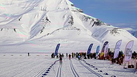 Svalbard : यहां वर्ष के चार महीनों अक्टूबर से फरवरी तक कोई सूर्योदय नहीं होता है। (Wikimedia Commons)
