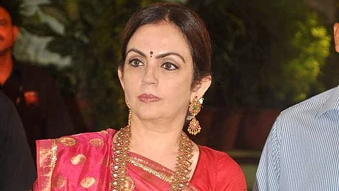Nita Ambani : नीता अंबानी का जन्म मुंबई में एक मध्यमवर्गीय परिवार में हुआ था। आज नीता अंबानी विश्वभर में एक प्रसिद्ध सोशलिस्ट के रूप में जानी जाती हैं। (Wikimedia Commons)