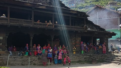 Strange Village : यह गांव मलाणा है जो हिमाचल प्रदेश में स्थित है यह हिमाचल प्रदेश के कुल्लू जिले के दुर्गम इलाके में स्थित है। (Wikimedia Commons)