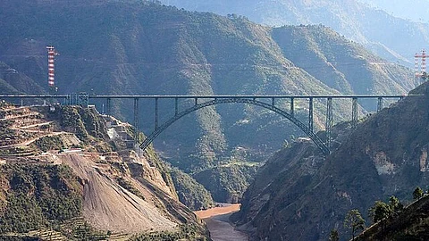 Chenab Rail Bridge : मंगलवार को अपने जम्मू-कश्मीर दौरे के दौरान प्रधानमंत्री नरेंद्र मोदी ने दुनिया के सबसे ऊंचे चिनाब ब्रिज का उद्घाटन किया। (Wikimedia Commons)