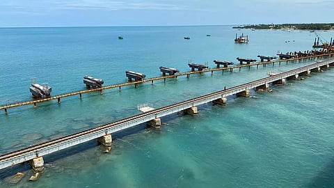 Pamban Bridge : पुराने पुल की तुलना में नया पुल तीन मीटर ऊंचा और समुद्र तल से 22 मीटर ऊंचा होने वाला है।(Wikimedia Commons)