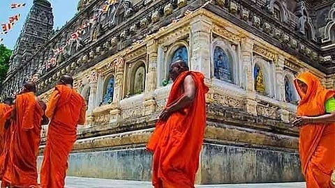 Benefits and Rules of Parikrama :परिक्रमा का धार्मिक और वैज्ञानिक दोनों ही महत्व है। परिक्रमा लगाना शरीर के लिए फायदेमंद माना जाता है।(Wikimedia Commons)