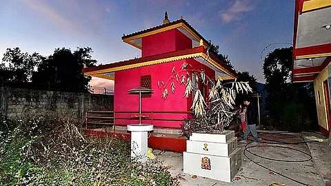 Uttrakhand : हर एक गांव में उनके कुल देवता का मंदिर होता है, जहां त्योहारों में या किसी भी शुभ अवसर जैसे विवाह,बच्चे के जन्म के समय और अन्य कई संस्कारों में कुलदेवी या कुलदेवता की पूजा सबसे पहले की जाती है। (Wikimedia Commons)