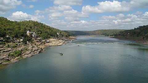 Narmada :इस नदी के हर कंकड़ को भगवान शिव के समान माना गया है जिसे नर्मदेश्वर महादेव के नाम से जाना जाता है।(Wikimedia Commons)