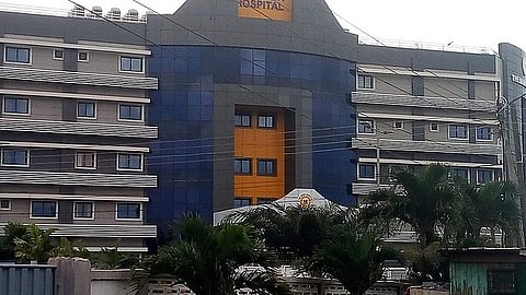 Government Hospital :अस्पतालों में बीमारी का वास्तविक कारण जानने के लिए आवश्यक जांच कराए बिना ही दवा लिखी जा रही है। (Wikimedia Commons)