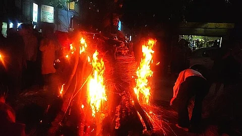 Holika Dahan 2024 Time : हिंदू धार्मिक मान्यताओं के अनुसार फाल्गुन पूर्णिमा के दिन सूर्यास्त के बाद प्रदोष के समय, जब पूर्णिमा तिथि व्याप्त हो तब होलिका दहन करना चाहिए। (Wikimedia Commons)