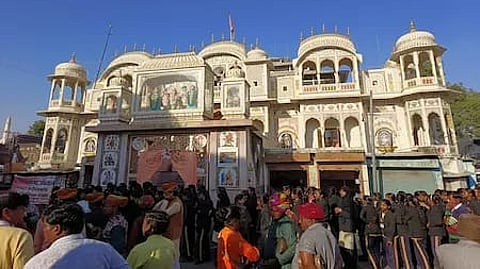 Shekhawati Utsav begins in Sikar :कार्यक्रम में शामिल अतिथियों को माला और साफा पहनाकर स्वागत किया गया है।(Wikimedia Commons)