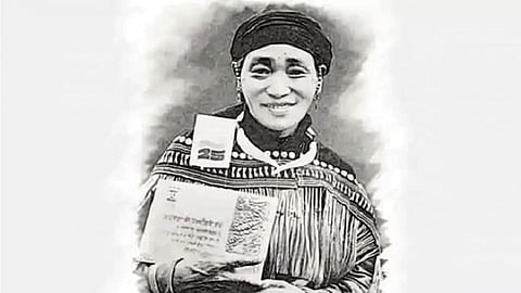 Nagaland Rani Gaidinliu :रानी गाइदिन्ल्यू मात्र 13 साल की उम्र में अंग्रेजों के खिलाफ आंदोलन की और उन्होंने भारत के स्वतंत्रता संग्राम में महत्वपूर्ण भूमिका निभाई।(Wikimedia Commons)