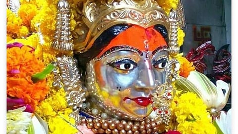 Harsiddhi Mandir History : महान सम्राट विक्रम ने देवी को प्रसन्न करने के लिए 12वें वर्ष में अपने हाथों से अपने मस्तक की बलि दे दी थी। (Wikimedia Commons)