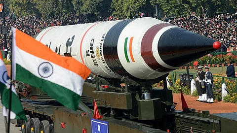 Agni 5 Missile:यह मिसाइल 5000 किमी की सीमा से परे लक्ष्य को भेदने की क्षमता रखती है(Wikimedia Commons)
