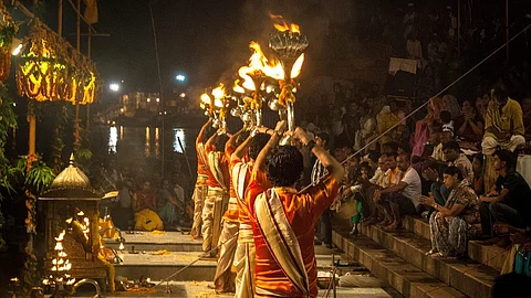 Ganga Aarti:देश में प्रथम बार गंगा आरती की जिम्मेदारी अब महिलाओं को दी जा रही है। (Wikimedia Commons)
