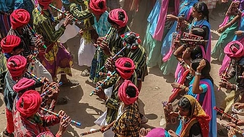 Bhagoria Festival of Tribals on Holi : सभी लड़के और लड़कियां मिलकर ढोल की थाप पर गोल घेरा बना कर सामूहिक रूप से नृत्य करते हैं।(Wikimedia Commons)