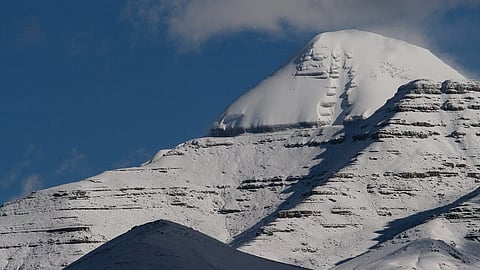 Kailash Om Parvat: उत्तराखंड के पिथौरागढ़ जिले में आदि कैलास और ओम पर्वत की धार्मिक यात्रा हेलीकॉप्टर से शुरू होने से विभिन्न राज्यों के श्रद्धालु उत्साहित हैं। (Wikimedia Commons)