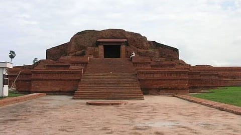 Takshashila University : ये विश्वविद्यालय तक्षशिला शहर में स्थित था, जो प्राचीन भारत में गांधार जनपद की राजधानी और एशिया में शिक्षा का प्रमुख केंद्र था।(Wikimedia Commons)