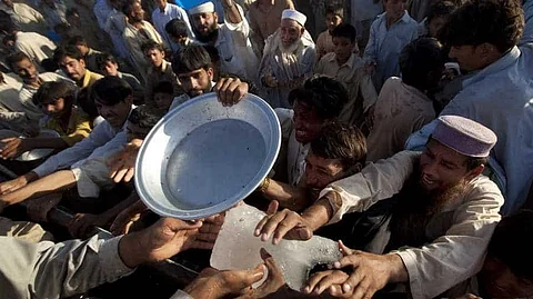 Pakistan Economy : आर्थिक संकट में फंसे पाकिस्तान की हालत और ज्यादा खराब होने जा रही है। (Wikimedia Commons)