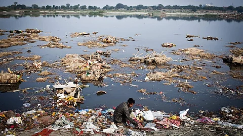 Yamuna River Pollution: पवित्र यमुना नदी भ्रष्टाचार एवं लालच के कारण लगभग मृत होने के कगार पर आ गई है। इसका पानी पीने योग्य तो दूर नहाने के भी लायक नहीं है। (Wikimedia Commons)