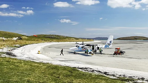 Island where Airport runway Disappear: बीच पर रनवे होने के बाद भी यहां फ्लाइट्स रोज़ाना उतरती हैं। (Wikimedia Commons)