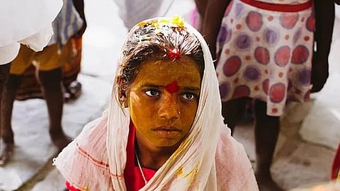 Devadasi : देवता से विवाह होने पर उस महिला को देवदासी कहकर बुलाया जाता था। (Wikimedia Commons)
