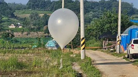 Trash Balloons : दक्षिण कोरिया के आठ सीमावर्ती राज्यों में कम से कम 260 गुब्बारे गिराए हैं, जिसमें कूड़ा भरा हुआ था। (Wikimedia Commons)