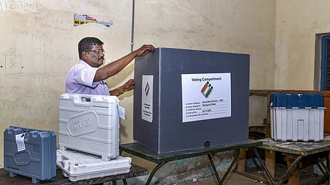 Lok Sabha Elections :हर पोलिंग बूथ पर प्रिसाइडिंग अफसर को एक फॉर्म दिया जाता है, जिसे उसे आनलाइन ही भरना होता है। (Wikimedia Commons)