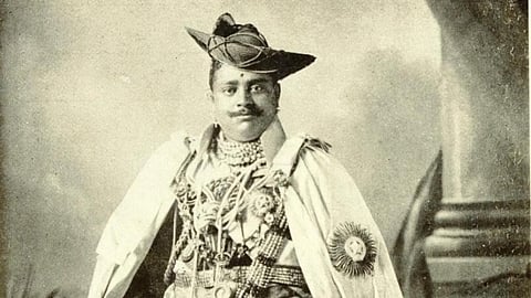 Maharaja Madho Rao Scindia : माधो राव सिंधिया ने कैंब्रिज यूनिवर्सिटी से एलएलडी की डिग्री हासिल की (Wikimedia Commons)