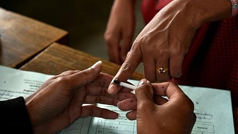 D Voters : असम में एक ऐसी कैटेगरी के लोग हैं, जो वोट नहीं डाल सकते। उन्हें डी-वोटर्स या संदिग्ध मतदाता (डाउटफुल वोटर्स) कहा जाता है। (Wikimedia Commons)