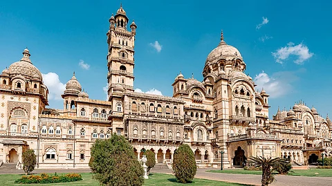 Laxmi Vilas Palace :सयाजीराव गायकवाड़ (तृतीय), जो साल 1875 में बड़ौदा रियासत के महाराजा बने और साल 1939 तक गद्दी पर रहे, उन्होंने ही बड़ौदा में लक्ष्मी विलास पैलेस बनवाया था।(Wikimedia Commons)