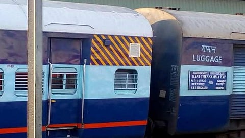 Why Train Coaches Have Yellow White And Grey Stripes : ये लाइन आपके लिए जरूरी जानकारी देती हैं। (Wikimedia Commons)
