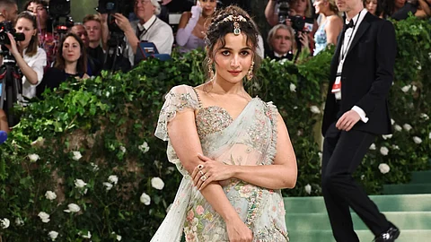 Met Gala 2024 : आलिया की शानदार हैंड-क्राफ्टेड फ्लोरल साड़ी वाली तस्वीर लोगों की आंखों में बस गई है। (Wikimedia Commons)