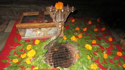 Achleshwar Mahadev Mandir:इस मंदिर का इतिहास करीब 5 हजार वर्ष पुराना बताया जाता है।(Wikimedia Commons)