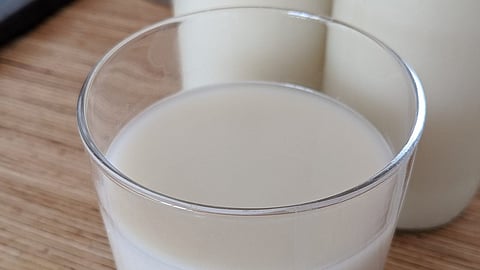 Delhi-NCR drinking milk with oxytocin : गाय व भैंस को लगाए जाने वाले ऑक्सीटोसिन की आंशिक मात्रा दूध में आ जाती है।(Wikimedia Commons)